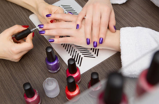Der Unterschied zwischen Nagellack und Nagellackkleber